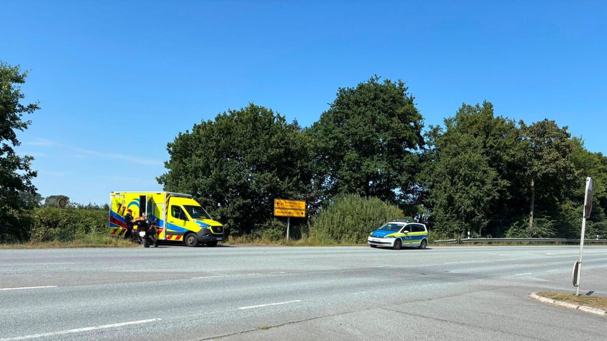 Nach der Erstversorgung wird der 54-jährige Motorradfahrer leicht verletzt in das Elbe-Klinikum nach Stade gefahren. Foto: Lange