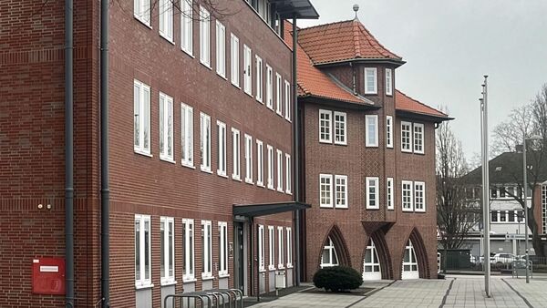 Bewusstsein für Demokratie: Buntes Picknick im Cuxhavener Rathaus-Innenhof