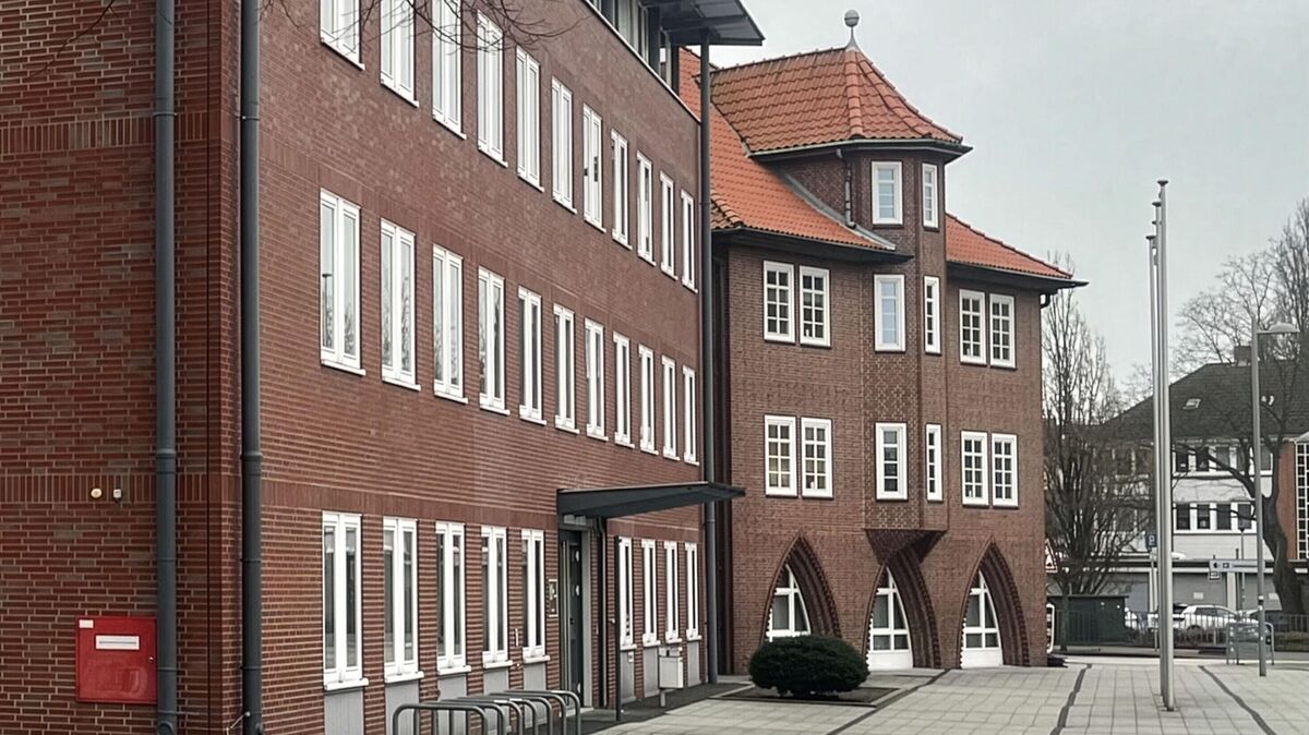 Im Innenhof des Cuxhavener Rathauses (Bild) soll sich eine bunte Picknickgesellschaft einfinden. Foto: Koppe