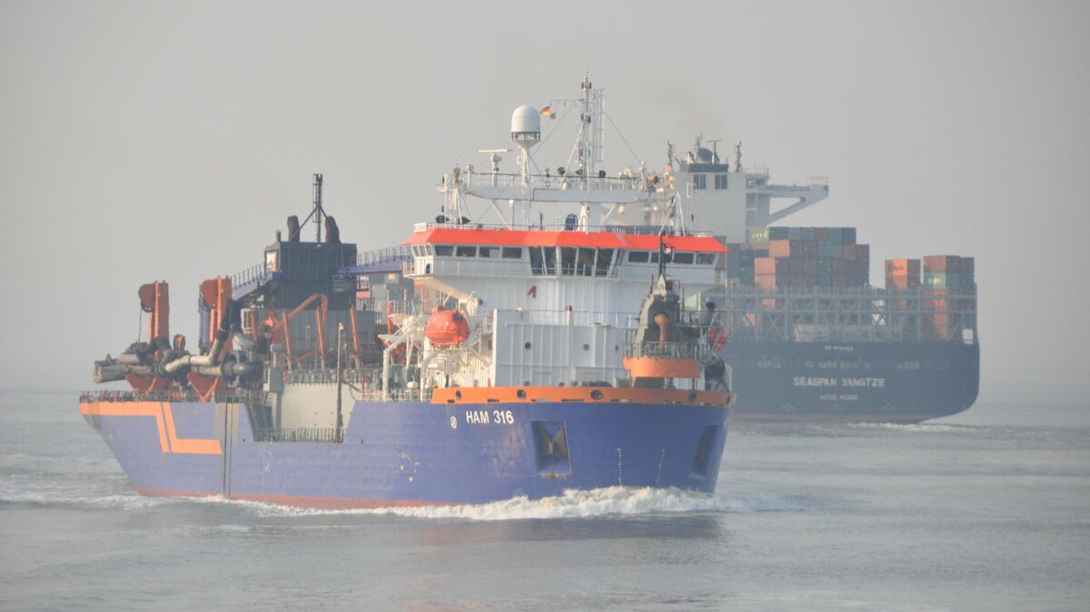 Laderaumbaggerschiff "HAM 316" auf der Außenelbe. Es ist eines von vielen Schiffen, die gegenwärtig die Fahrrinne der Elbe und die Hamburger Hafenbecken bearbeiten. Foto: Kramp
