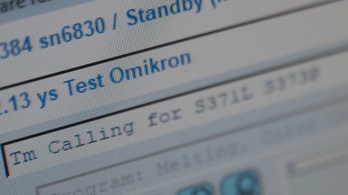 Im Labor kann nachgewiesen werden, ob es sich bei einem positiven Corona-Test um die Omikron-Variante handelt. Im Landkreis Cuxhaven macht Omikron am Montag bereits die Hälfter aller Neuinfektionen aus. Die Variante gilt als deutlich ansteckender. Foto: Sebastian Gollnow/dpa