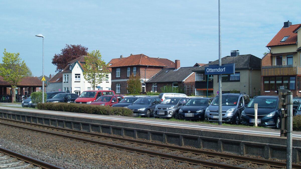 Die Parkplätze am Bahnhof Otterndorf sind oft schon morgens voll belegt. Das berichten Pendler. Die Stadt sieht keinen Handlungsbedarf. Foto: Bohlmann-Drammeh