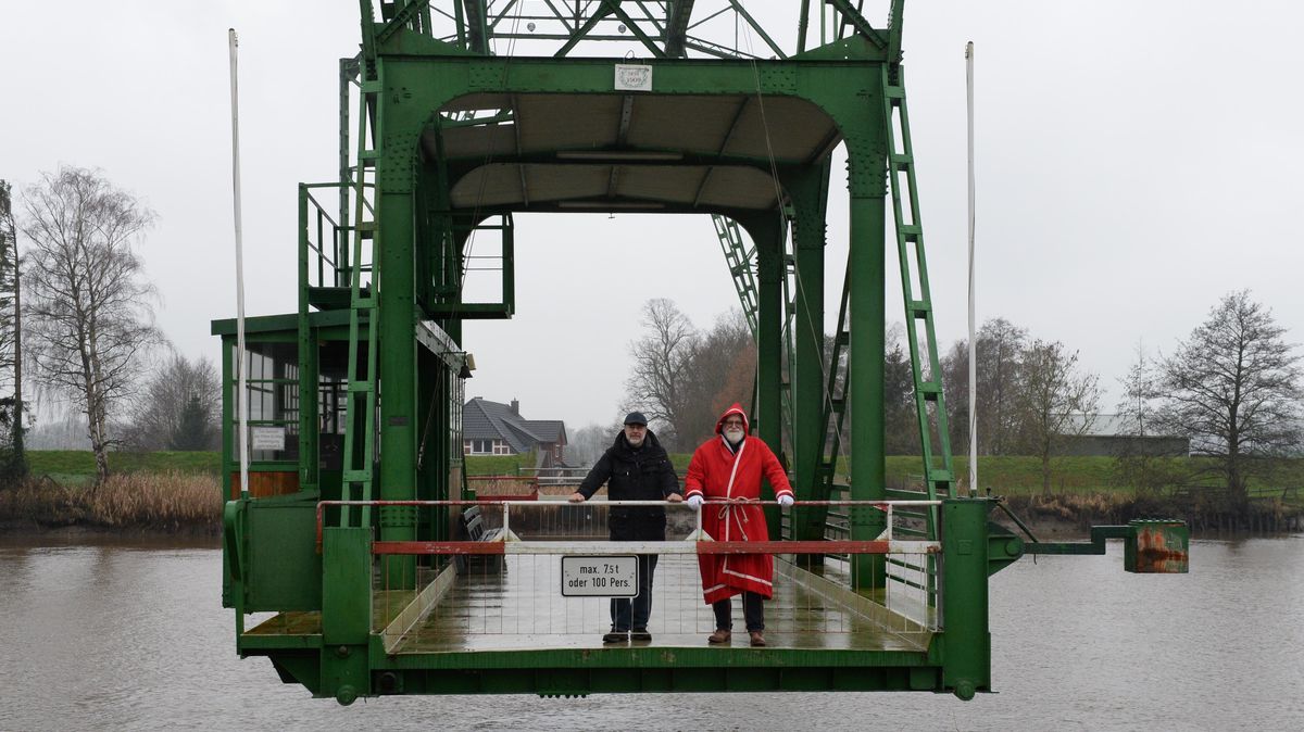 Die Schwebefähre Osten-Hemmoor ist wieder in Betrieb. Der Nikolaus nutzte die Gelegenheit und setzte zusammen mit dem Vorsitzenden der Fördergesellschaft Karl-Heinz Brinkmann mit der "Eisernen Lady" über den Fluss, um die Kinder zu beschenken. Foto: Schult