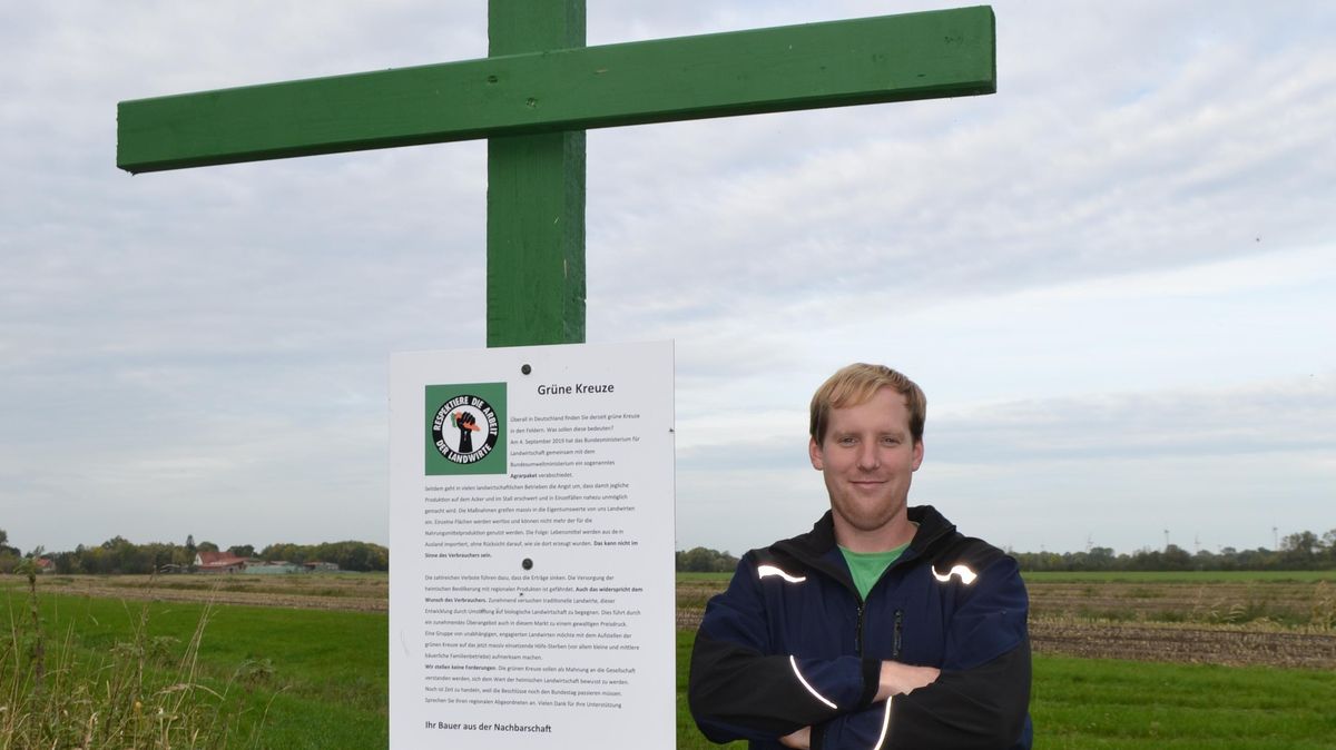 Der Druck auf die Landwirtschaft ist riesig. Auch Bio sei keine rettende Insel mehr, sagt Jens Griemsmann, Bio-Bauer aus Bülkau. Mit grünen Kreuzen drücken die Bauern derzeit ihren "stillen Protest" aus. Foto: Hansen