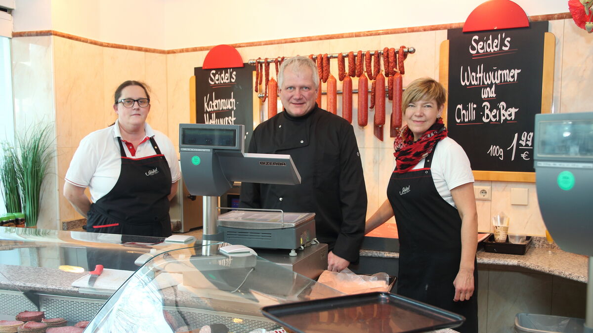 Nach dem Verlust der Bucht-Gastronomie hatte sich Christian Marinello auf die Suche nach einem neuen Geschäft begeben. "Jetzt musste eine Entscheidung her", betont der Cuxhavener (hier mit zwei seiner neuen Mitarbeiterinnen). Foto: Koppe