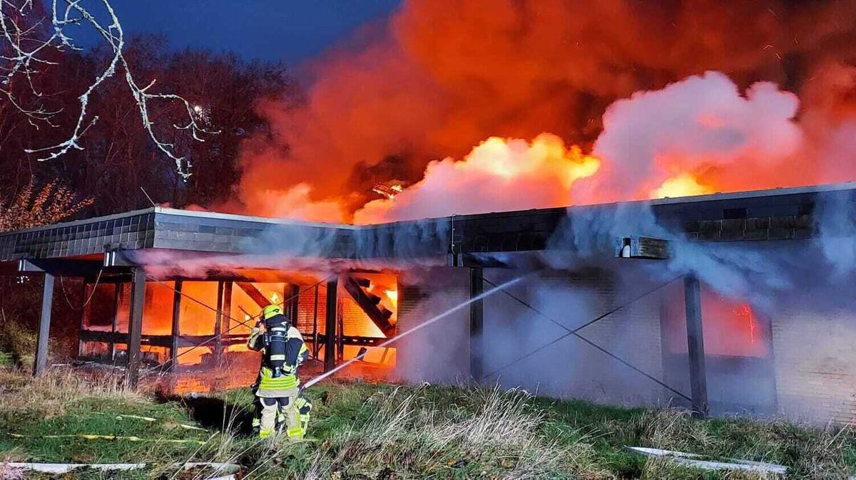 Das Feuer im früheren Unteroffiziersheim hielt die Feuerwehr über viele Stunden in Atem. Foto: Fischer