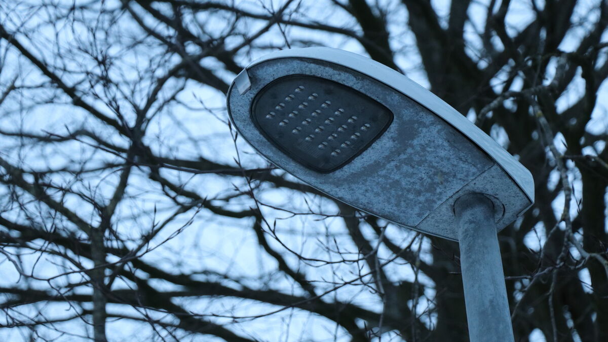 In der Mittelstraße in Wanna ist seit Wochen die Straßenbeleuchtung defekt. Laut Samtgemeindeverwaltung ist das Problem bekannt und es wird „mit Hochdruck“ an einer Lösung gearbeitet. Foto: Mangels