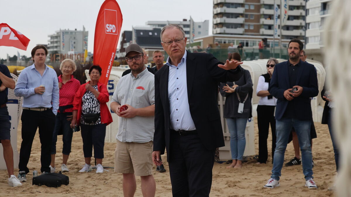 Stephan Weil stellte sich am Duhner Strand den Fragen der Bürgerinnen und Bürger. Auch interessierte Urlauber und Cuxhavener Politiker nutzten die Gelegenheit, dem Ministerpräsidenten Fragen zu stellen. Foto: Larschow
