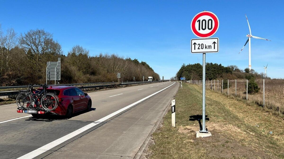 Polizeikontrollen auf der A27: Auf dem Abschnitt zwischen Debstedt und Altenwalde gilt Tempo 100. Foto: Jan Iven