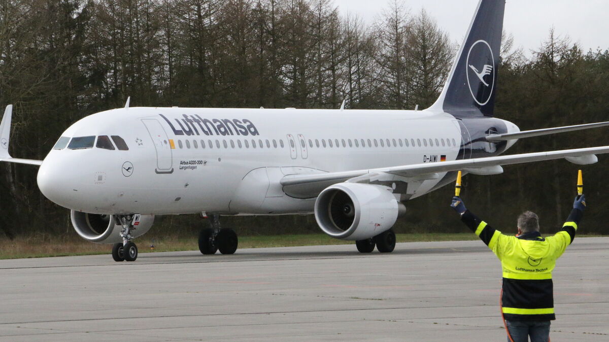 Eine Lufthansa-Maschine in Nordholz? Die sieht man dort mittlerweile nicht mehr; das Areal diente während der Corona-Krise vielmehr nur als "Parkplatz" für Passagiermaschinen zahlreicher Airlines. Inzwischen etabliert sich der Flughafen unter anderem im Frachttransport, aber auch als Logistikbasis im Forschungs- und Arbeitsverkehr. Archivfoto: Schröder