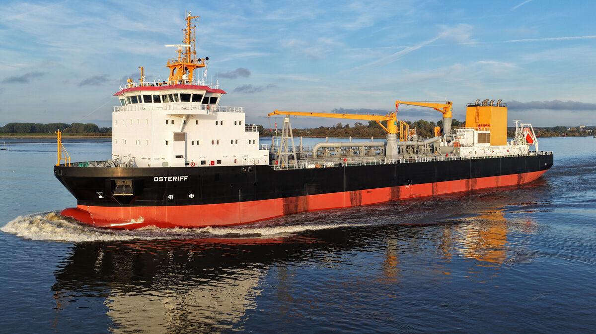 Die „Osteriff“ auf der Elbe bei Hamburg. Am Montag verließ das Laderaumbaggerschiff des Bundes das Dock der Blohm + Voss-Werft in Hamburg und ging auf Erprobungsfahrt in Richtung Nordsee. Foto: Hasenpusch
