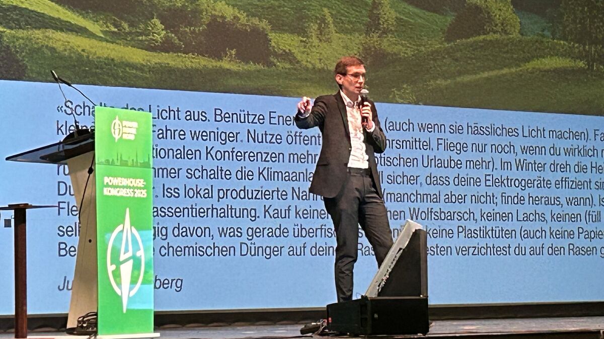 Dr. Patrick Bernau von der Frankfurter Allgemeinen Sonntagszeitung sprach beim Kongress von Powerhouse Nord über die alles lähmende Bürokratie in diesem Land und wie sie überwunden werden kann. Foto: Rohde