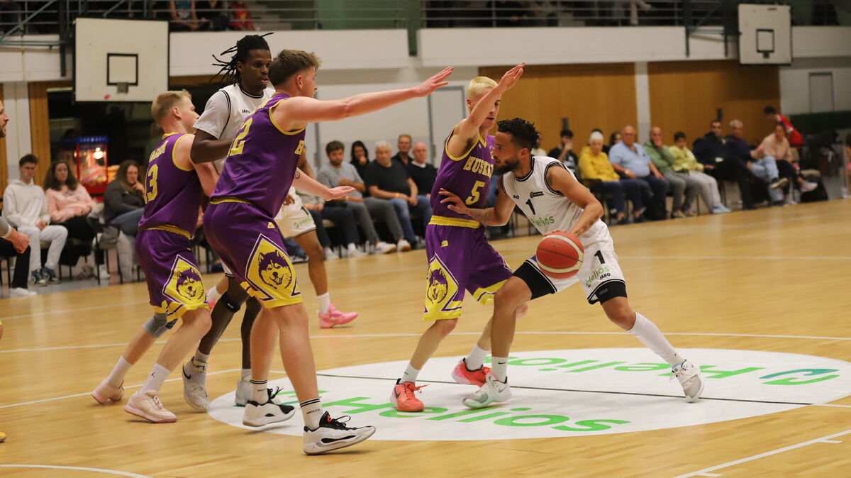 Auf Deon McDuffie (weißes Trikot, am Ball) und Kyron Kelly wird es am Sonnabend für die BasCats in Stelingen auch ankommen. Der Meisterschaftskampf in der 2. Regionalliga ist in vollem Gange. Foto: Witthohn