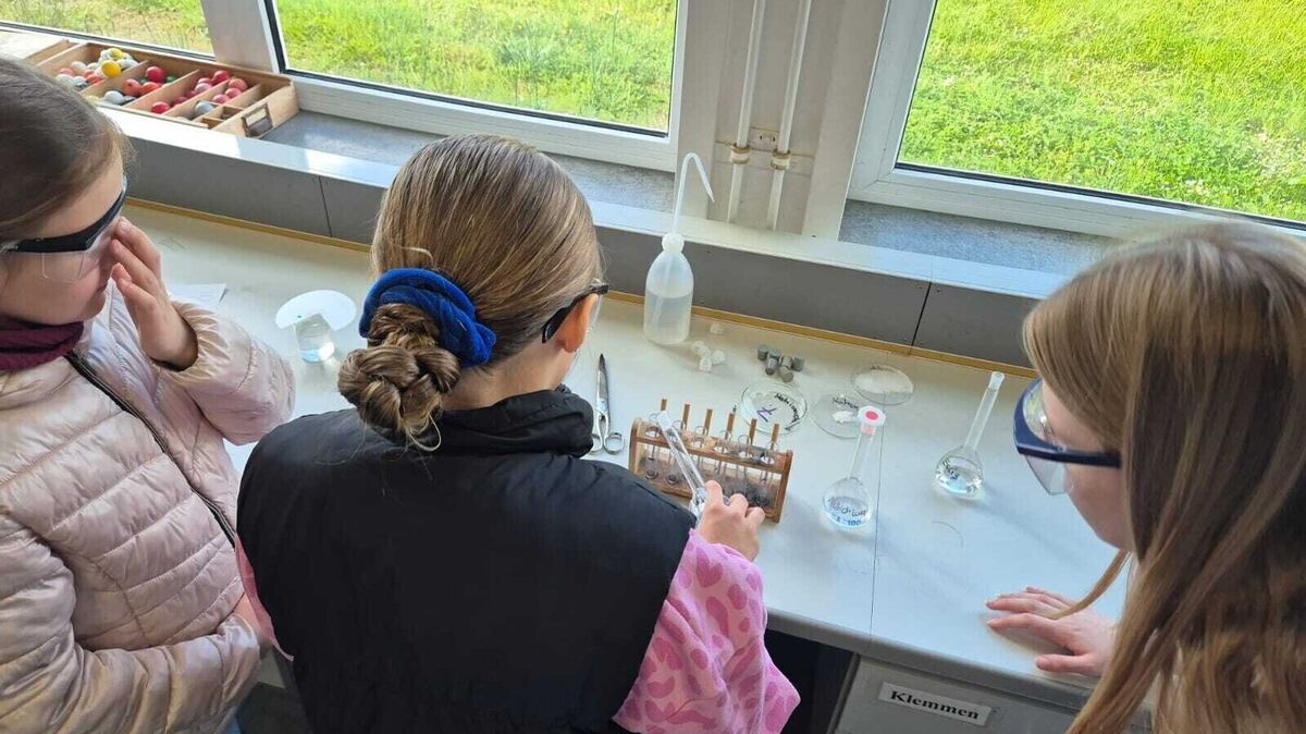 Die Experimentierstationen waren stets umlagert. Foto: Dagmar Isheim
