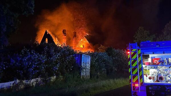 Schwere Gewitternacht im Kreis Cuxhaven: Hohe Flammen bei Großbrand in Lüdingworth