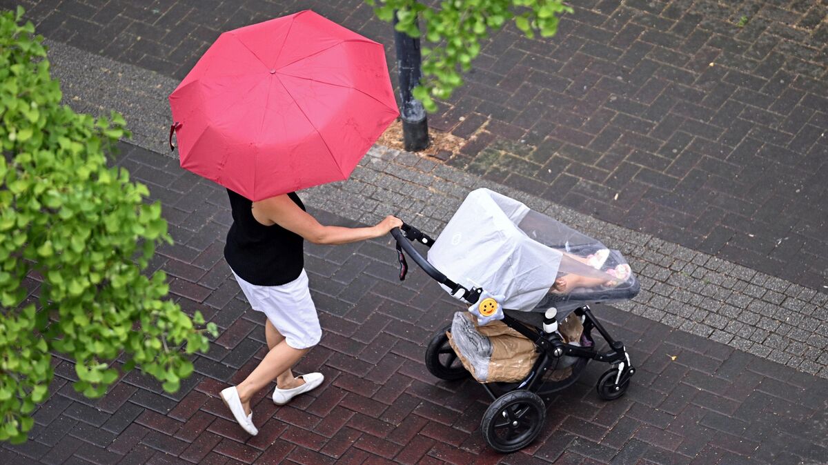 Ein Spaziergang im Regen: Zwischen Sehnsucht und ethischen Grenzen – die Debatte um Leihmutterschaft im Cuxland. Foto: dpa Bildfunk/Jennifer Brückner
