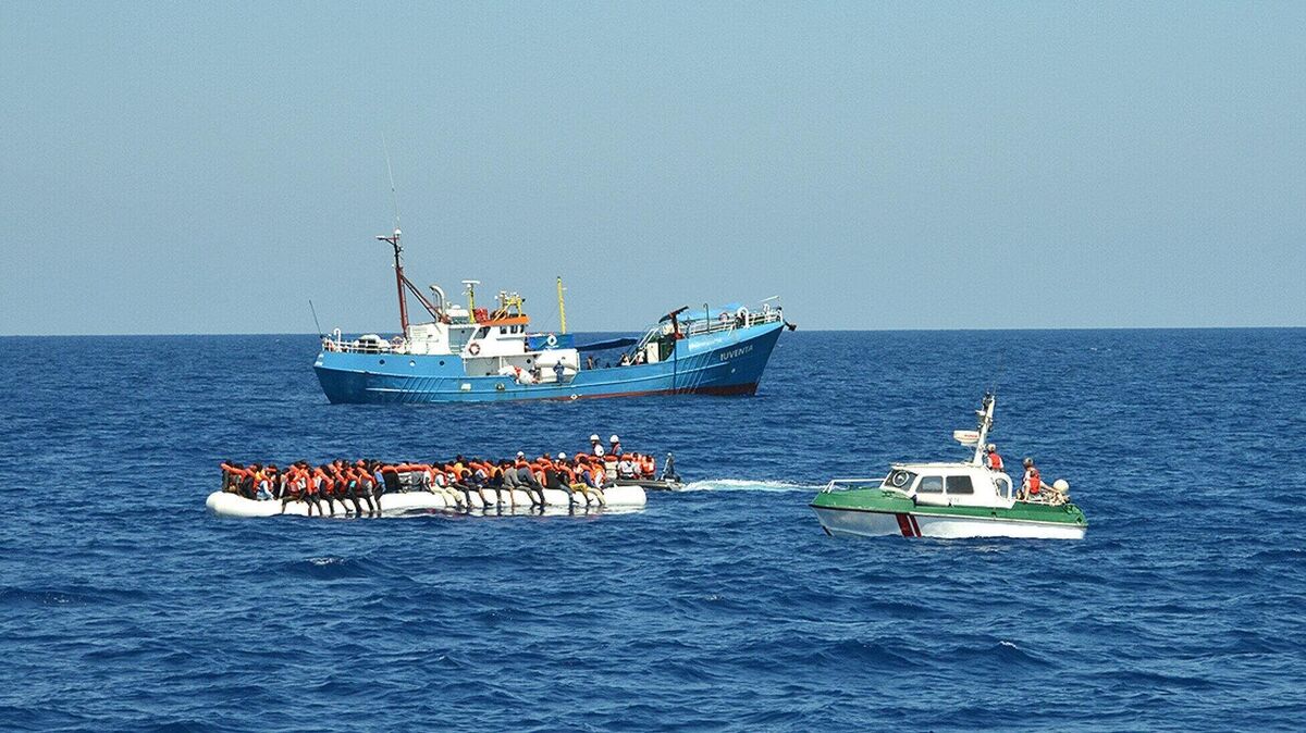 Mitglieder von Jugend Rettet e. V. und vom Team der Sea-Watch waren bei einer gemeinsamen Rettung in der SAR-Zone vor Libyen mit dem Boot „Iuventa“ (hinten) im Einsatz. Foto: Friedhold Ulonska/Jugend Rettet