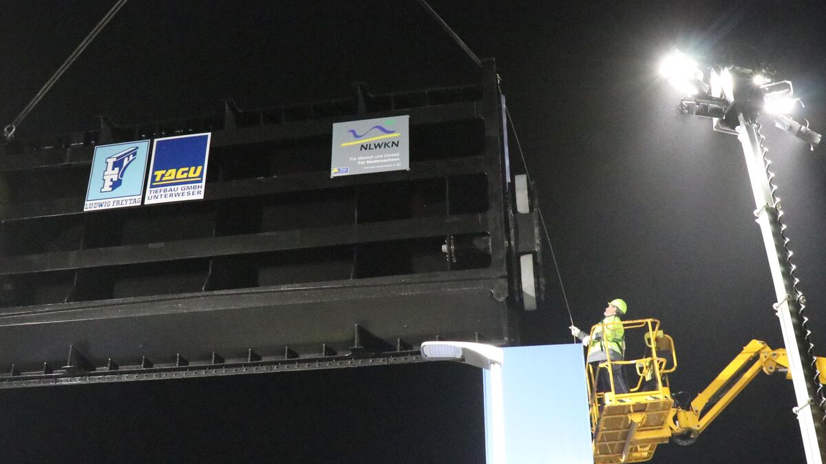 Kommt ein Schleusentor geflogen: "Ganz sutsche" wird der 50 Tonnen schwere Stahlkoloss herabgelassen und eingehoben. Foto: Mangels