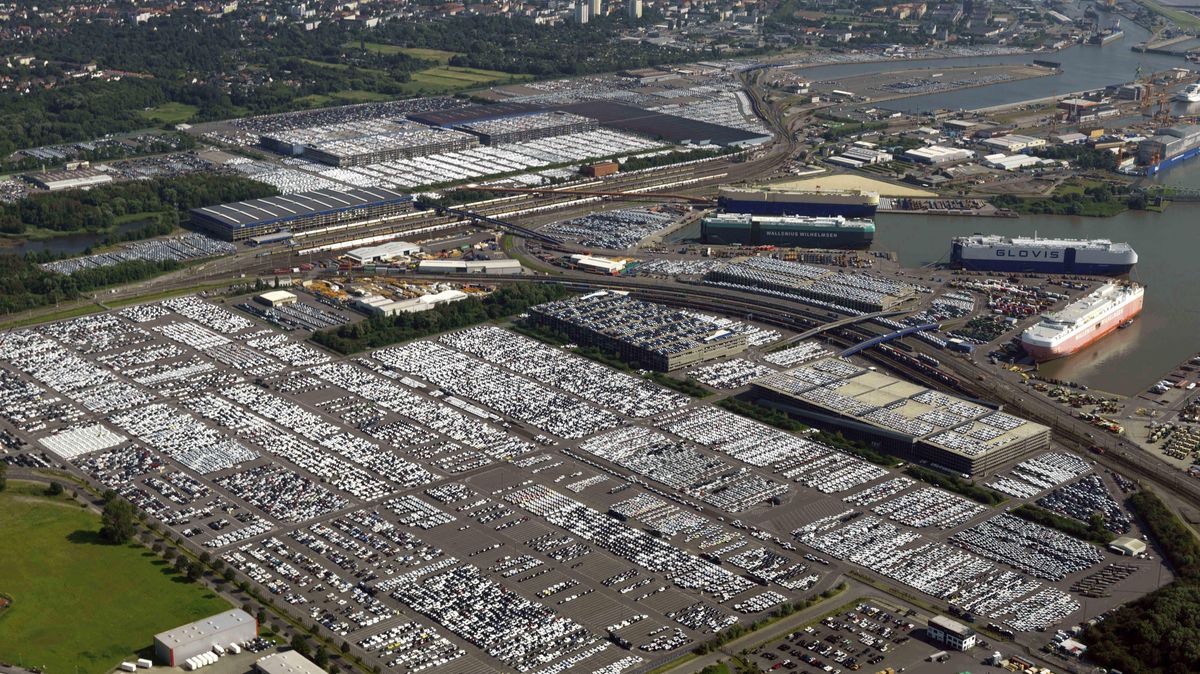 Der Lockdown im Frühjahr hat den Autoumschlag bei der BLG einbrechen lassen. Trotz späterer Erholung bleibt es in der Jahresbilanz bei einem Rückgang um 26 Prozent. Luftfoto: Scheer