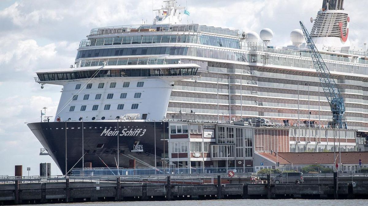 Besatzungsmitglieder der "Mein Schiff 3" haben das Krankenhaus verlassen. Foto: Schuldt/dpa