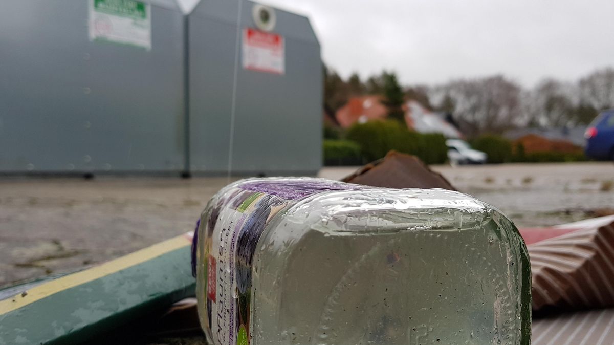 Immer wieder werden Standorte für Altglascontainer als Müllabladeplatz genutzt - wie hier am Amselweg/Ecke Taubenring. Foto: Leuschner
