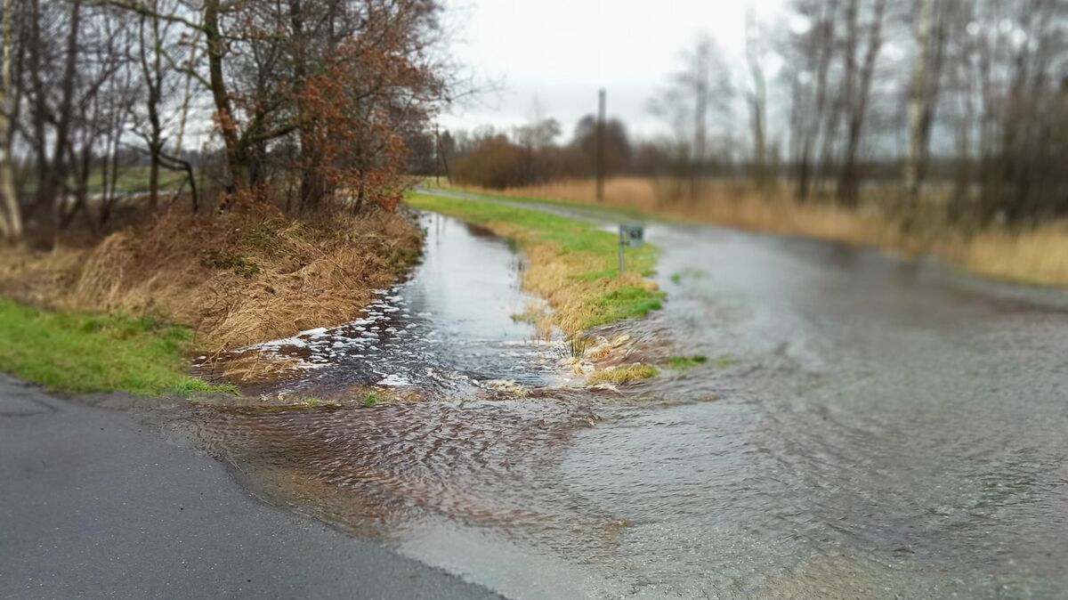 In Bülkau-Bovenmoor (Foto) und anderen Regionen sind Straßen und Wege überflutet. Gräben können die Wassermassen nicht mehr aufnehmen. Foto: Ratzke