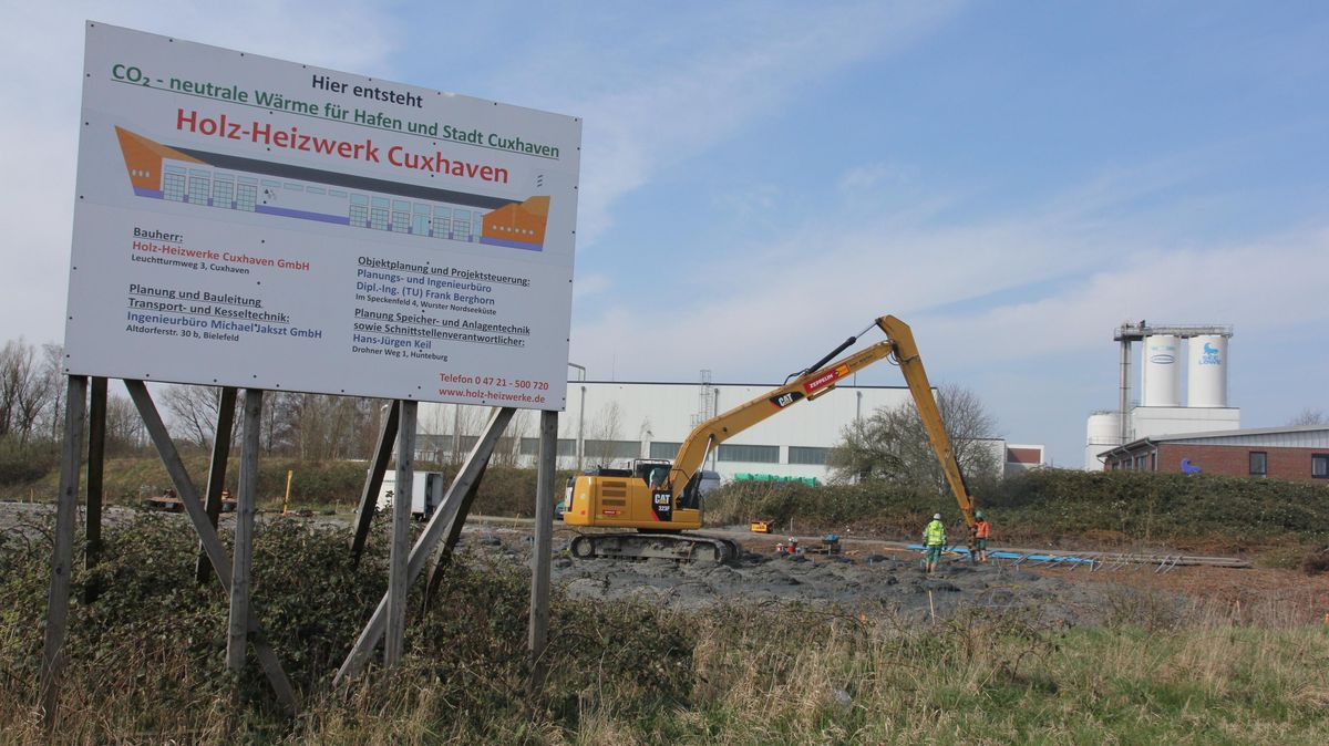 Auf dem Gelände im Fischereihafen entsteht derzeit ein Holzheizwerk. Derzeit ruhen die Arbeiten zwar, doch schon bald soll es weitergehen. Archivfoto: Sassen