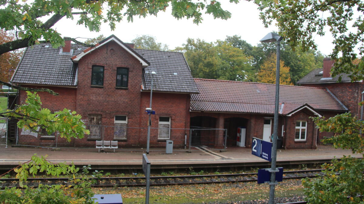 Einwohner sind aufgefordert, Ideen für den nahezu leerstehenden Bahnhof Cadenberge zu entwickeln. Foto: Kramp