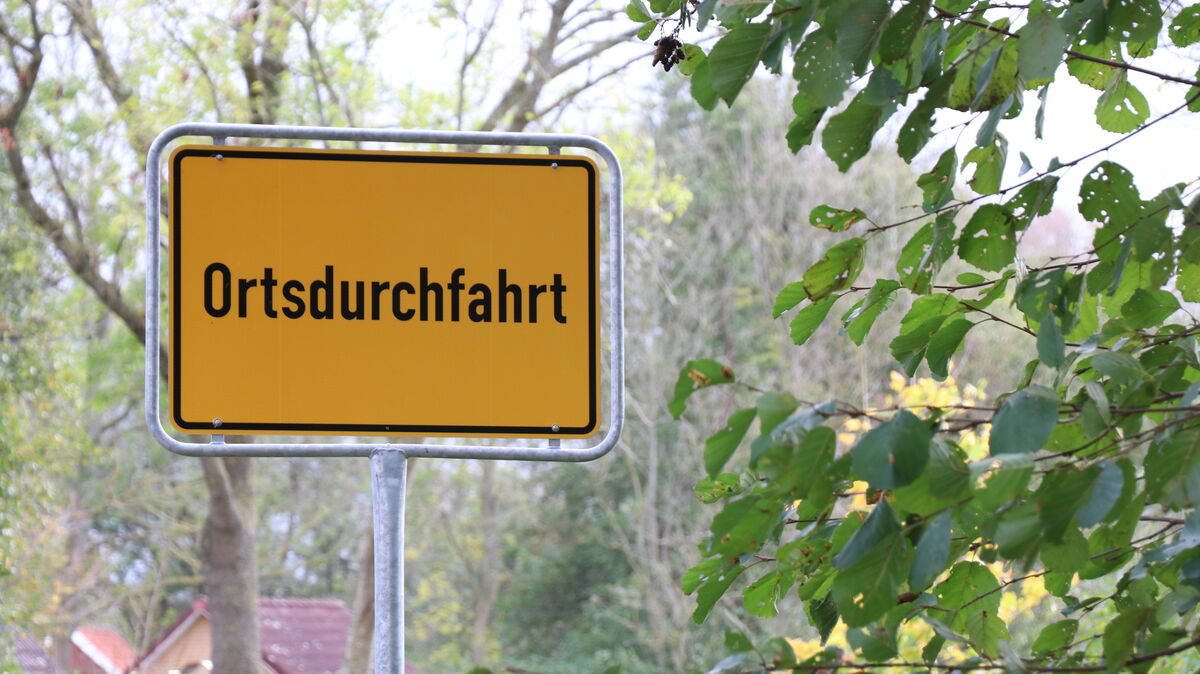 Weil Unbekannte das Neuenkirchen-Schild gestohlen haben, wurde am Ortseingang übergangsweise eine Tafel mit der Aufschrift „Ortsdurchfahrt“ angebracht. Foto: Mangels