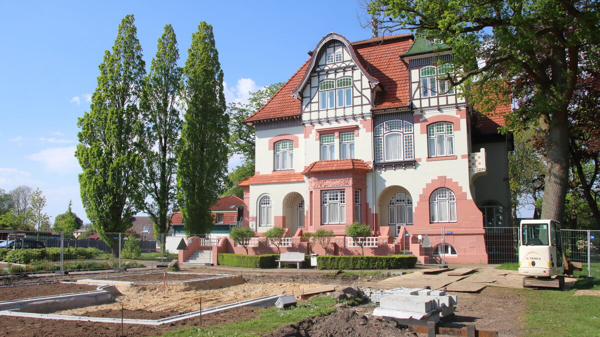 Ein beinahe mediterranes Bild gibt die Villa Gehben in der Nachmittagssonne ab. Im Vordergrund zu erkennen: Die bereits gesetzten Einfassungen für die Beete. Foto: Koppe