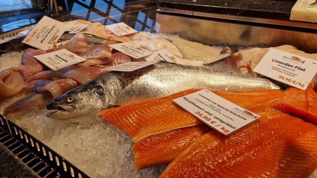 Lachs ist der beliebteste Speisefisch in Deutschland. In Cuxhaven sind die Edelfische aus Nord- und Ostsee besonders gefragt. Foto: Fischer
