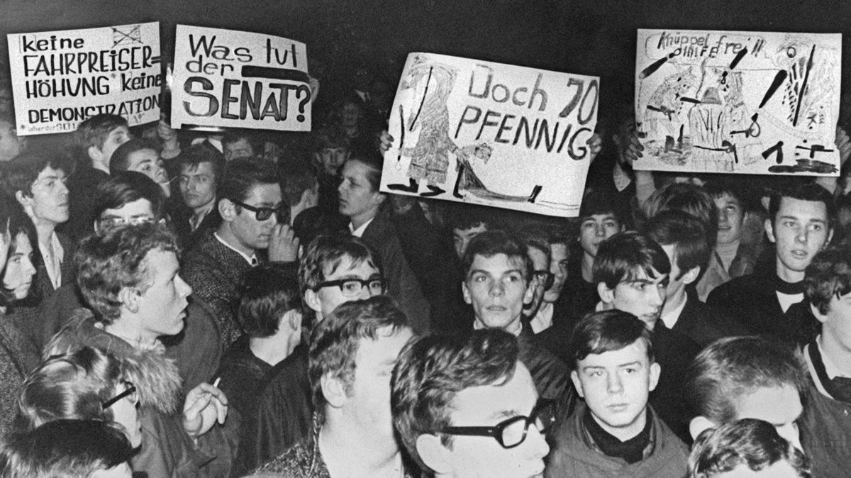 Vor 50 Jahren, im Januar 1968, demonstrierten Bremer Schüler und besetzten die Schienen der Straßenbahn. Der Anlass waren Fahrpreiserhöhungen. Die Bremer Straßenbahn AG und der Senat hatten den Preis für den Einzelfahrschein von 60 auf 70 Pfennig erhöht. Foto: Stoss