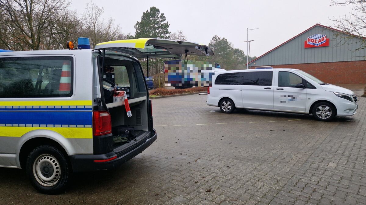 Mit einem Leichenwagen wird die Leiche abtransportiert. Foto: Larschow