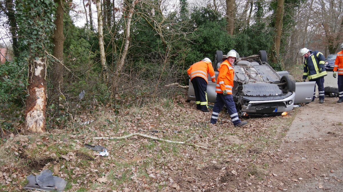 Nachdem der 75-jährige Fahrer mit seinem VW Golf nach links von der Fahrbahn abkommt, prallt das Fahrzeug gegen einen Baum und bleibt auf dem Dach liegen. Foto: Lange