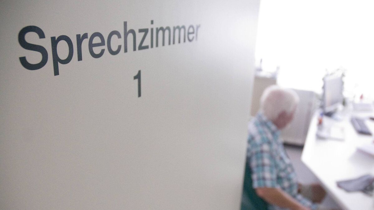 Die Cuxhavener Hausarztpraxis bleibt bis auf Weiteres geschlossen. Symbolfoto: Benjamin Ulmer/dpa