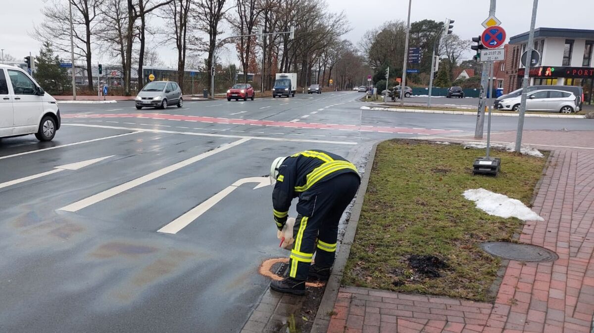 Die Abbiegespur der Kreuzung zur Einmündung Zentrumsstraße wird kurzfristig zur Absicherung der Einsatzkräfte halbseitig gesperrt. Foto: Lange