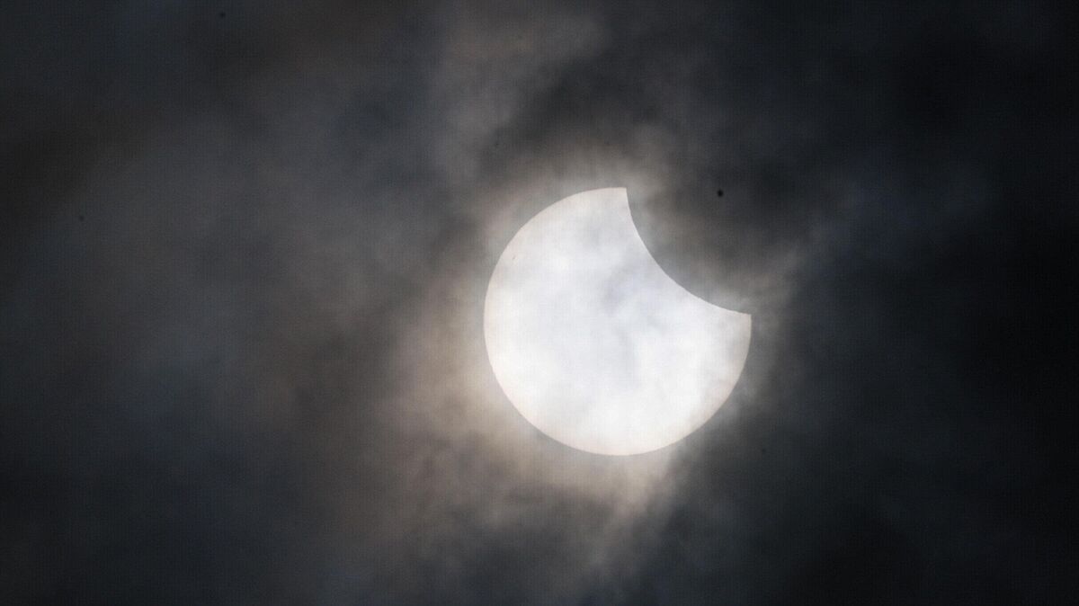 Am Mittwochabend schiebt sich der Mond vor die Sonne. Foto: Christoph Schmidt/dpa