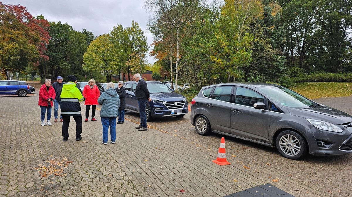 Zum Abschluss jeder Übung erklären die Experten den Teilnehmern nochmal im Detail, worauf es ankommt. Foto: Lange