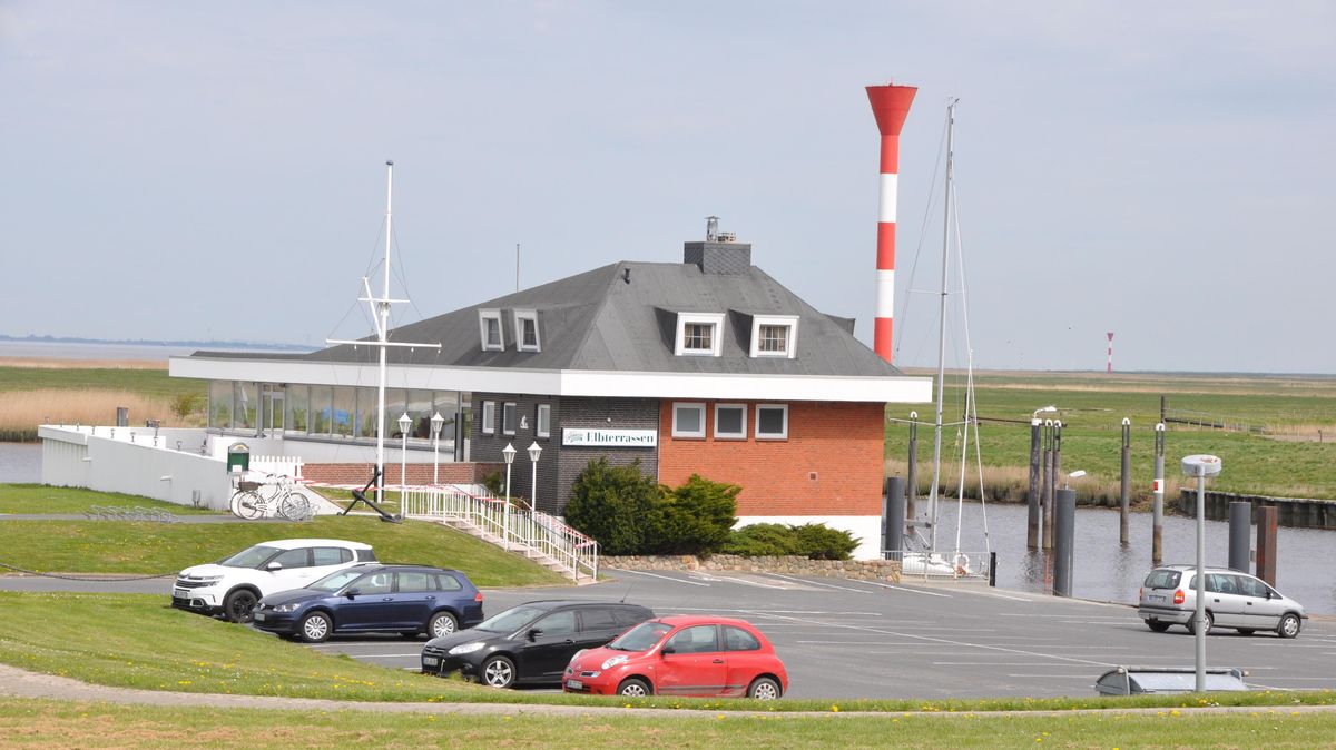 Die Elbterrassen am Seglerhafen in Otterndorf bieten besten Panoramablick auf den Schiffsverkehr auf der Elbe. Ob sich der neue Eigentümer mit seinen Vorstellungen, hier einen Dreiklang aus Gastronomie, Veranstaltungen und Hotel umzusetzen, muss sich noch entscheiden. Foto: Kramp