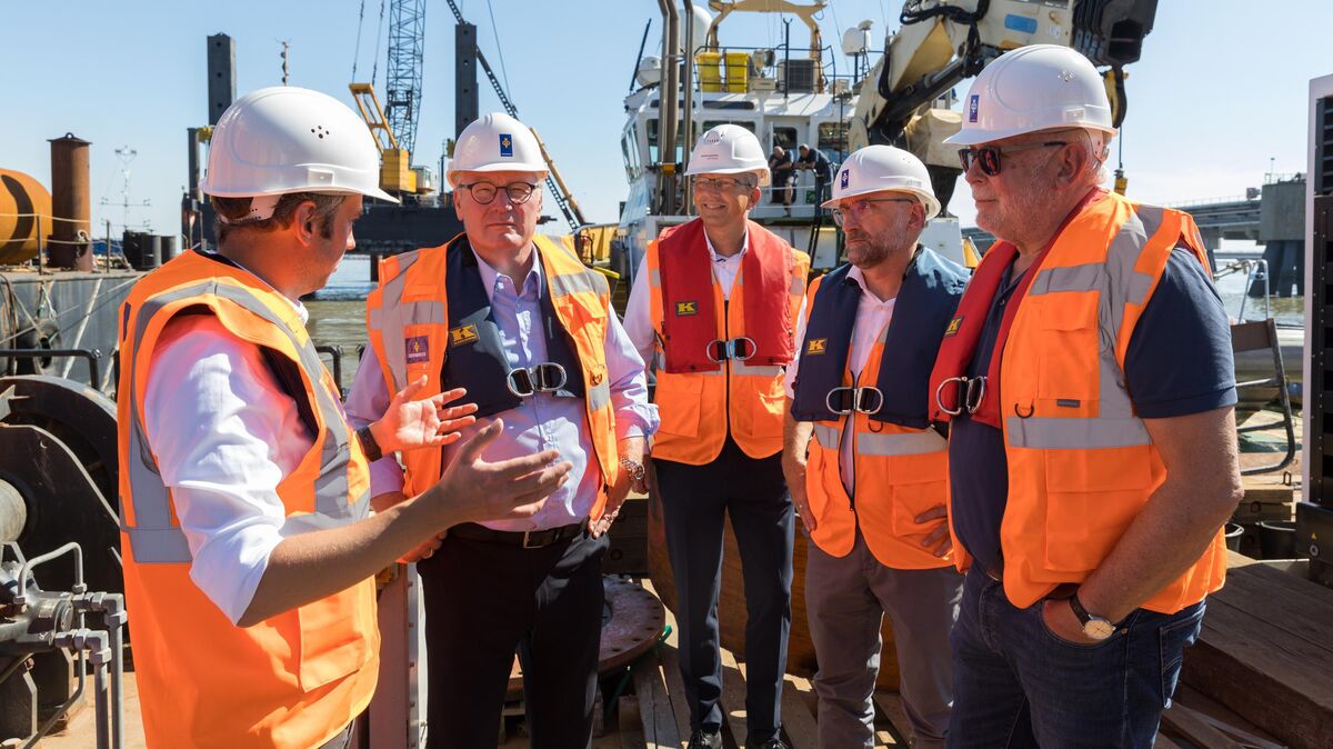 Wirtschaftsminister Bernd Althusmann besuchte die Baustelle in Wilhelmshaven. Foto: NPorts/Andreas Burmann