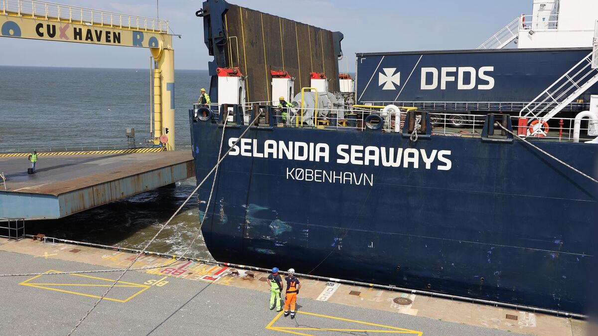  "SmartKai" wurde im Rahmen eines Anlegemanövers der Fähre "Sealandia Seaways" an der RoRo-Brücke vom Europakai im Cuxhavener Hafen vorgeführt. Foto: Fischer