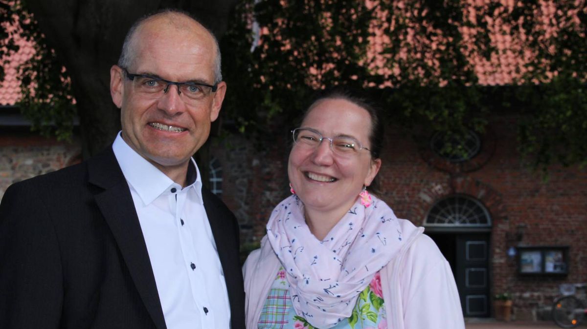 Entspannt: Pastor Erik Neumann und seine Ehefrau Gabriele nach dem Gottesdienst. Anschließend traf man sich mit dem Kirchenvorstand im Gemeindehaus.