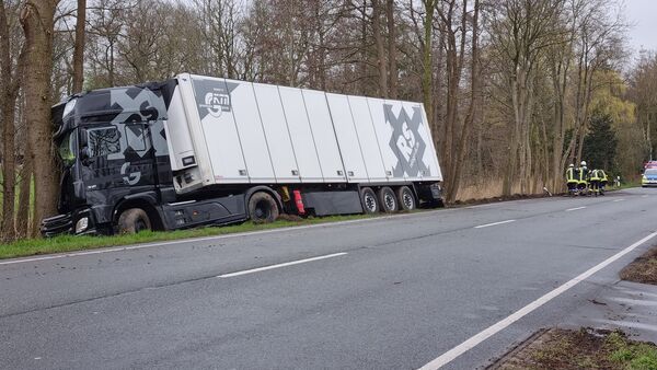Lkw prallt gegen Bäume: B73 wird nach Unfall bei Hemmoor stundenlang voll gesperrt