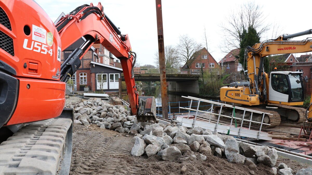 Noch haben die Bagger das Sagen am Großen Specken, aber die Bauarbeiten an der Uferpromenade gehen zügig voran, sodass das Bauamt davon ausgeht, dass die Maßnahme Ende Mai/Anfang Juni abgeschlossen werden kann. Foto: Mangels