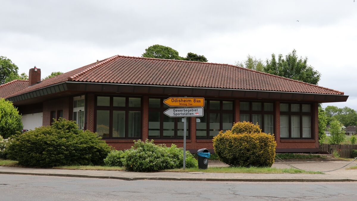 Die Neubau-Pläne wurden offenbar ad acta gelegt. Jetzt rückt das leer stehende Sparkassen-Gebäude in Ihlienworth wieder ins Blickfeld des Unternehmens MyEnso. Hier soll nach den Plänen der Investoren der Tante-Enso-Laden entstehen. Foto: Mangels