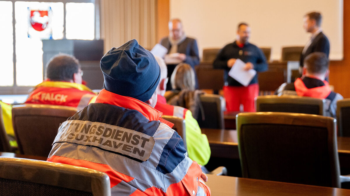 Rund 20 Vertreterinnen und Vertreter der Rettungsdienste im Cuxland trafen sich am Dienstagmittag vor dem Kreishaus zu einem Gespräch mit Landrat Thorsten Krüger. Foto: Keck