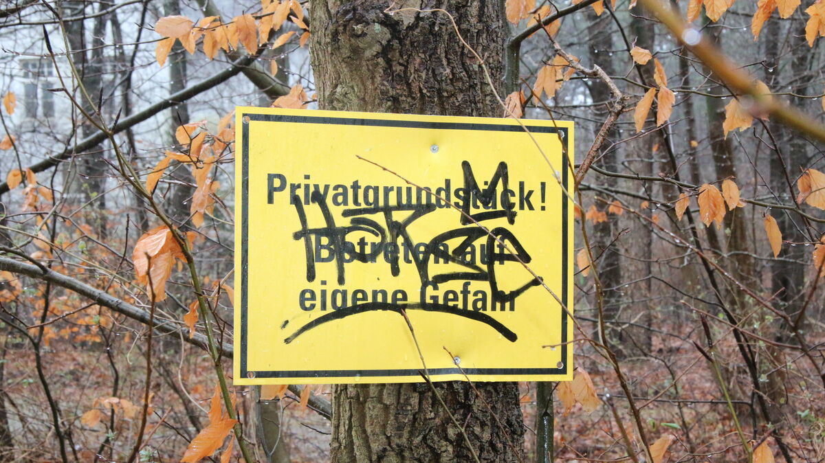 „Privatgrundstück! Betreten auf eigene Gefahr". Dieser Hinweis schreckte Unbekannte in der Vergangenheit nicht ab, auf dem Gelände und an den leer stehenden Gebäuden des ehemaligen Seehospitals in Cuxhaven-Sahlenburg zum Teil erhebliche Schäden anzurichten. Foto: Potschka