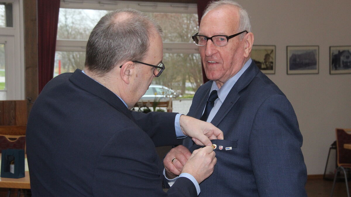 Landrat Thorsten Krüger nahm im Auftrag des Bundespräsidenten die Verleihung an Hans-Werner Höfer vor. Foto: Kramp