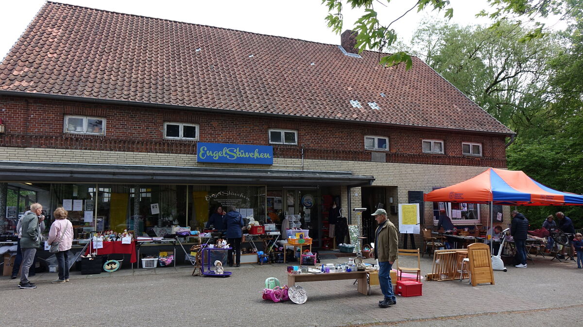 Nur ein Projekt der Nachbarschaftsengel: der Flohmarkt vor dem "Engelstüvchen" in diesem Jahr im Rahmen des "Mai Day" in Hechthausen . Foto: Grell