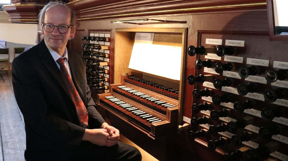 Diesmal mit einer „Musikalischen Zeitreise“ durch sechs Jahrhunderte an der restaurierten Gloger-Orgel: Kreiskantor und Organist Kai Rudl. Foto: Mangels